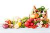 Obst und Gemüse im und neben dem Korb