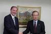 Bjørn Flatgård and president of Nippon Paper-Pak Masayuki Usui signed the joint venture agreement in Tokyo.