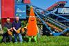 Bioland-Landwirt Hubert Merz (m.) - Merz Biogemüse