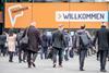 Fachpackbesucher auf dem Weg zur Messe