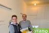 Wilfried Beurich (li, Leezen Heroes) übergibt einen Obstkorb an Reinald Meyer (Cyrano Kommunikation GmbH). Foto: SuperBioBringt`s