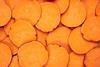 Orange leuchtende Süßkartoffeln in Scheiben geschnitten