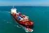 Ein Containerschiff läuft in einen Hafen ein