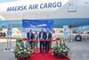 Maersk Air Cargo (MAC) übernimmt seine erste von zwei neuen Boeing 777F. Rotes Band wird durchgeschnitten.