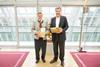 Wolfram Vaitl, Präsident des Bayerischen Landesverbandes für Gartenbau und Landespflege e. V. (l.), und der Bayerische Ministerpräsident, Markus Söder (r.), beim Treffen in der Bayerischen Staatskanzlei