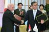 Eduardo Ferreyros (left) with Takeaki Matsumoto sign Peru-Japan FTA (Photo: Andina)