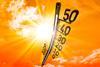 Thermometer zeigt, mit im Hintergrund befindlicher Sonne, über 40 Grad Celsius an.