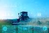 Daten übertragender Traktor im Feld