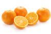 Freigestellte Orangen, davon eine halbiert