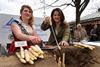 Landwirtschaftsministerin Michaela Kaniber mit der Schrobenhausener Spargelkönigin Lena Hainzlmair (l.) auf dem Münchner Viktualienmarkt Foto: Baumgart/StMELF