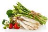 Erdbeeren mit grünem und weißem Spargel