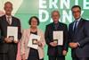 Cem Özdemir verleiht Niklas Medaille