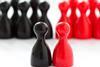 Rote und schwarze Figuren aus einem "Mensch ärgere Dich nicht"-Spiel