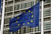 Europa Flagge vor dem Gebäude der Europäischen Kommission