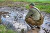 Landwirt betrachtet sein überschwemmtes Feld