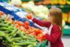 Mädchen greift im Supermarkt bei Tomaten zu - MNStudio_AdobeStock