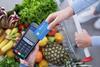 Obst und Gemüseeinkauf wird mit Karte bezahlt