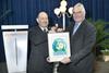 Robert Roodenburg (left) presents the MPS Florimark Auction Certificate to Jaap de Mol