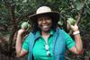 Auskunftsfreudig: Grace Ngungi teilt ihre Leidenschaft für den Avocado-Anbau gerne in den Sozialen Medien.