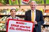 Spar-Vorstandsvorsitzender Hans K. Reisch und eine Spar-Mitarbeiterin freuen sich über den Start der ESL-Offensive bei Spar