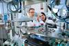 Froschende des Innovationslabor KIOptiPack bei der Optimierung eines Verfahrens zur Verpackungsproduktion