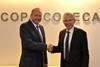 Der Vorgänger im Amt, Martin Merrild aus Dänemark, gratulierte DBV-Präsident Joachim Rukwied (li.) zur Wahl zum neuen Copa-Präsidenten. Foto: Copa-Cogeca