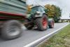 Fahrender Traktor auf Landstraße