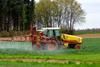 Traktor versprüht Pflanzenschutzmittel