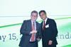 Patrick Lam, Managing Director von Hutchison Ports Yantian International Container Terminals (re), überreichte die Auszeichnung an Michael Britton, General Manager Region Asia-Pacific bei der Hamburg Süd. Foto: Hamburg Süd