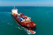 Ein Containerschiff läuft in einen Hafen ein