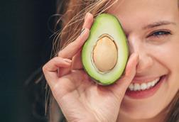 Gute gelaunte Frau mit Avocado - AboutLife_AdobeStock