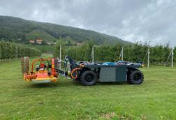 Der ELWOBOT auf den Versuchsflächen des LfULG in Pillnitz, mit dem Gerät fürs Mähen und Mulchen der Fahrgassen.