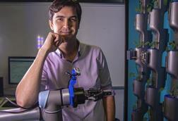 Dr. Chris Lehnert mit Roboterarm