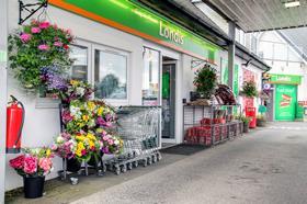 Pic Londis front of Shop Brynhoffnant