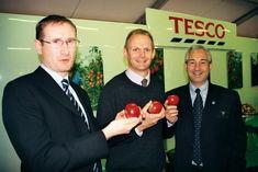 Tesco’s technical manager for fruit Shaun Doherty, left, and Martin de la Fuente, right, with James Simpson and Kanzi, at last week’s National Fruit Show