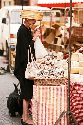 Food in the Street - Lady with hat and dog - Klaus Einwanger