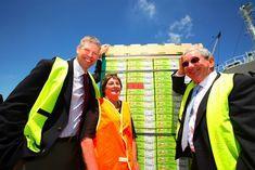 Lain Jager (l) with Adele and Grant Fowlie, growers of the 100 millionth carton