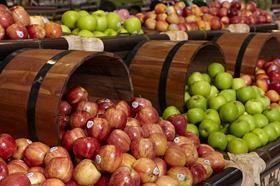 GEN Apples in supermarket (various kinds)