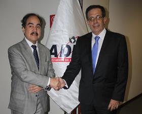 L-R Adex outgoing president Juan Varilias Velásquez with 2013 president Eduardo Amorrortu Velayos