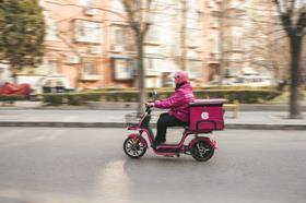 MissFresh grocery delivery rider