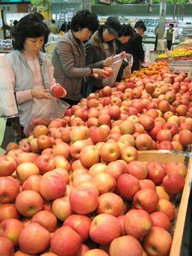 Korean Apples in Market