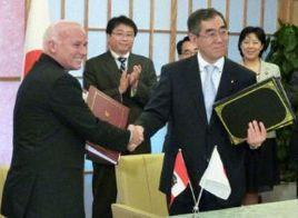 Eduardo Ferreyros (left) with Takeaki Matsumoto sign Peru-Japan FTA (Photo: Andina)