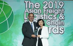 APL CEO_Lars Kastrup receiving the Best Shipping Line in the Trans-Pacific Award at AFLAS 2019