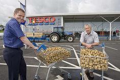 Tesco North Berwick store manager John Thompson and Robert Hardy from Luffness Farm