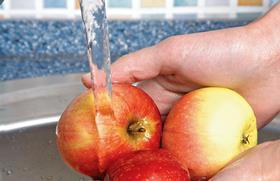 Washing apples