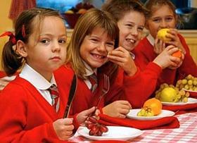 children eating fruit