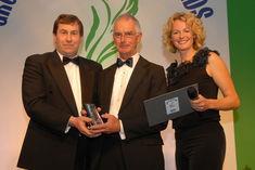 Ian receives the top-fruit award from New Spitalfields Market tenants' chairman Chris Hutchinson