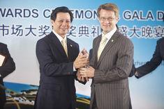 Timo Taulavuori, MD of Helsinki Wholesale Market (right) collect the Finnish market's award from Shaoqun Chen, chairman of SZAP, China