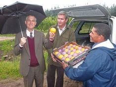 Partners Gerrit Smit (middle) and Jan September (right) hands fruit to acting US Consul General