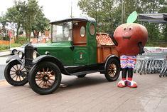 Adam the Apple delivers Booths first English Discovery apples of the season in a 1926 Model T Ford